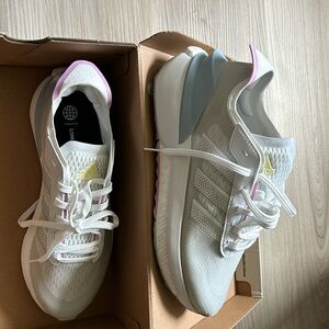 BRAND NEW - Adidas Avryn Size 7 Women’s Tennis Shoes
